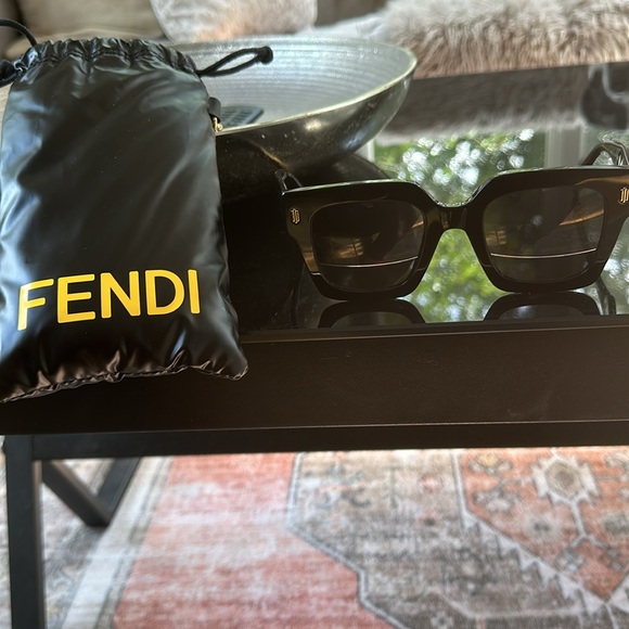 BRAND NEW FENDI ROMA SUNGLASSES - Picture 3 of 6